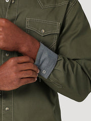 Men's Wrangler Retro Premium Western Snap Solid Shirt in Grape Leaf